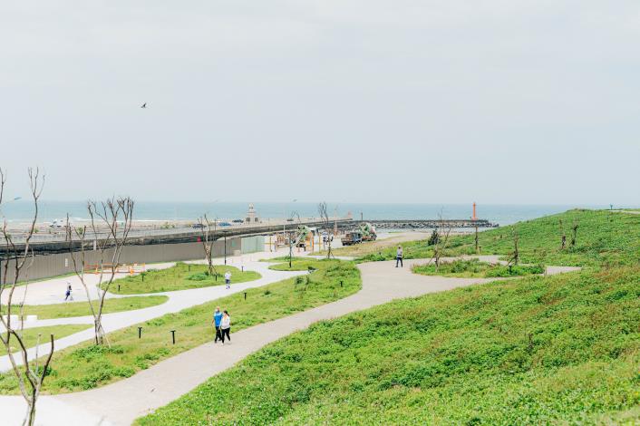 永安海螺文化體驗園區為今日簽署活動場地，其戶外草地可供民眾遊憩欣賞海景