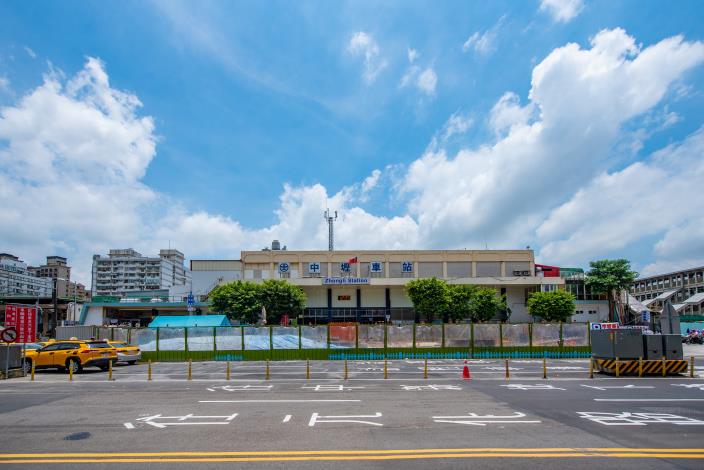 中壢車站為台鐵全線各站運量排行第三名，每日進出站人次達5萬5,000人，是非常重要的交通節點