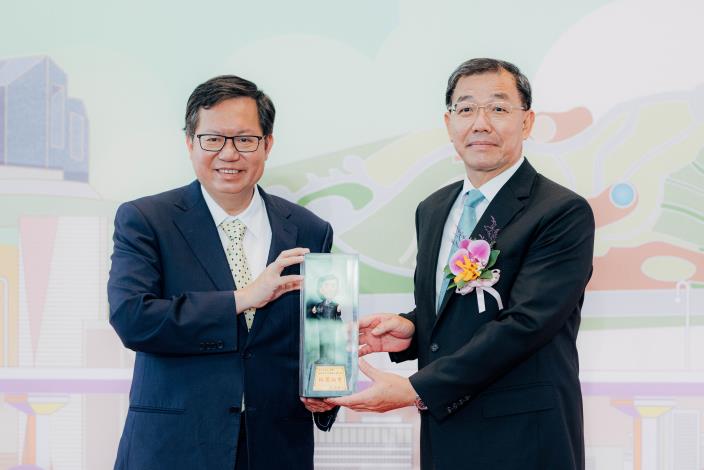 市府秘書長黃治峯獲選為111年模範公務人員，市長頒發獨一無二的全身客製化公仔獎座