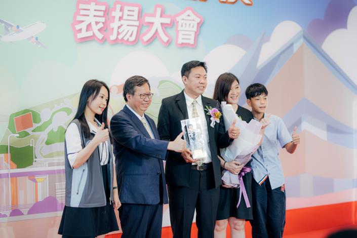 市長逐一表揚每位模範公務人員，並與受獎人員的家屬親友、局處首長一同合影、分享殊榮