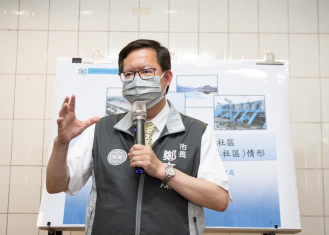 桃園市長鄭文燦今（5）日上午前往龜山區，視察「老舊高地社區用戶加壓受水設備改善工程（華美社區）」