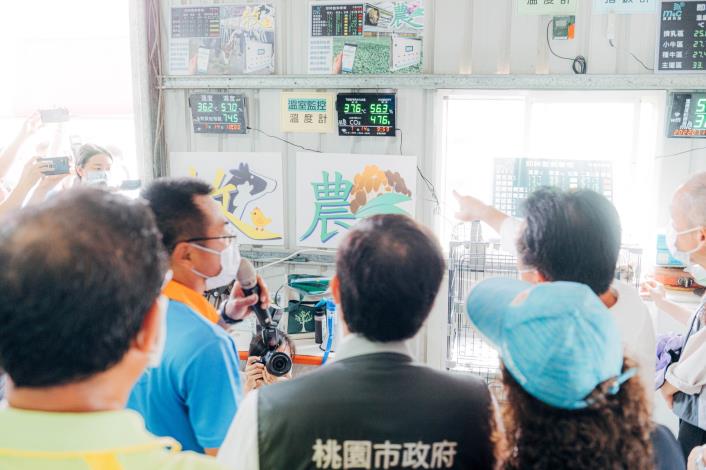 工作人員解說相關監控設備