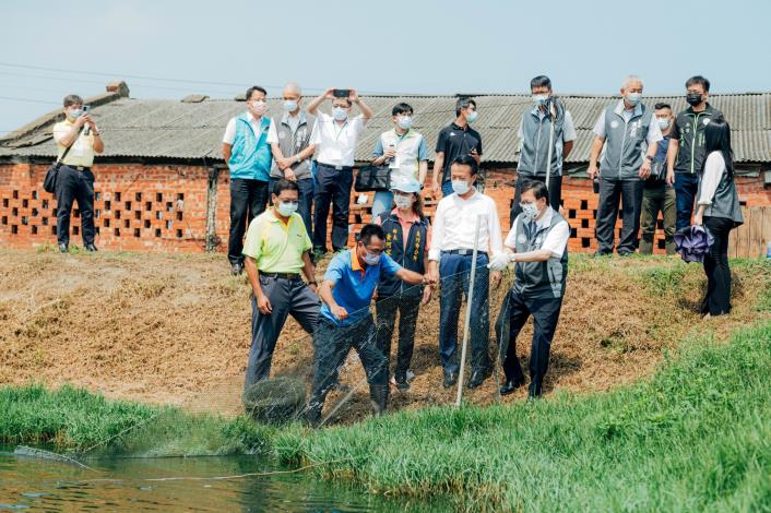 鄭市長與翁縣長體驗撈蝦