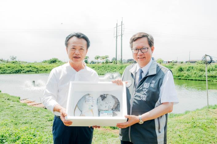 鄭市長與翁縣長合影