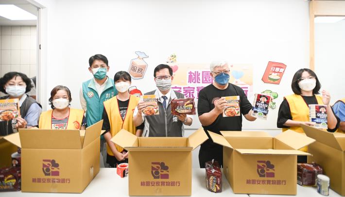 市長與貴賓為宅配物資箱打包