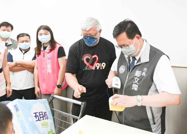 市長擔任友善店長，服務領取物資的民眾
