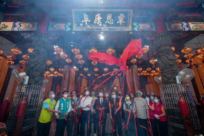 市長及來賓一同進行揭匾儀式