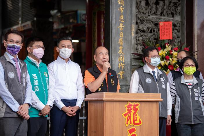 龍元宮主委林錦浪感謝蔡總統所贈新匾「覃恩康阜」，祝福蔡總統帶領國家風調雨順、國泰民安