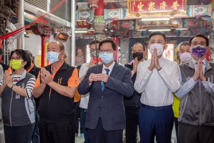 市長至龍元宮參香祈福，祈求五穀爺庇佑，讓百工百業平安豐收，龍潭大建設、大進步
