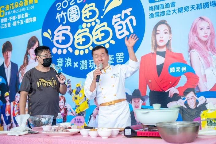 郭主廚展現好手藝之際，也不忘推廣竹圍漁港的水產