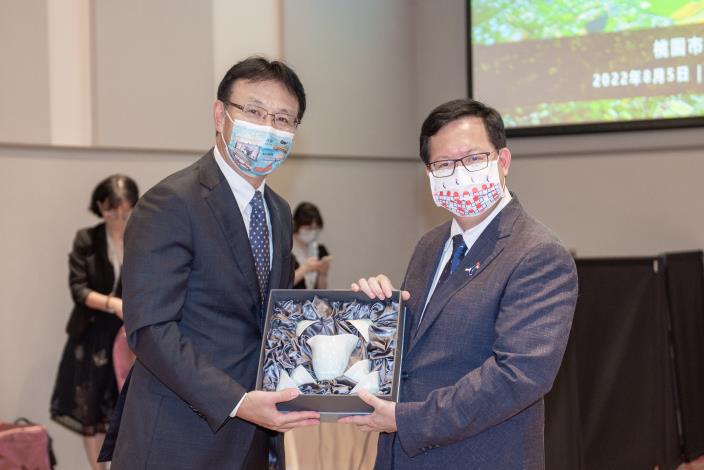 市長與三平理事長合影