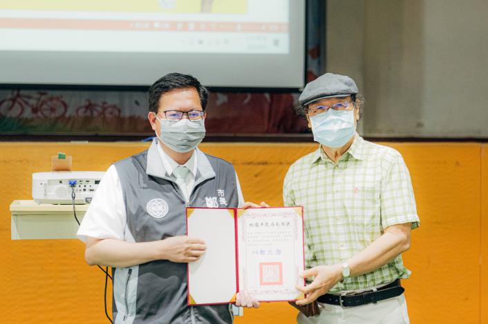 鄭市長頒發感謝狀予人本教育基金會