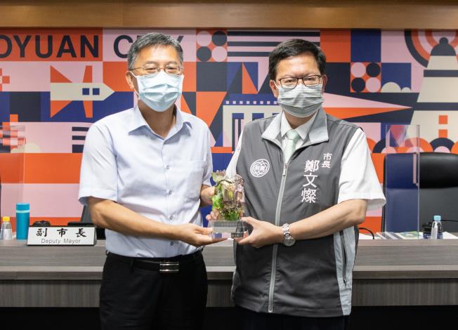 市長頒發花彩節評鑑績優獎項，由陳聖義區長代表受獎