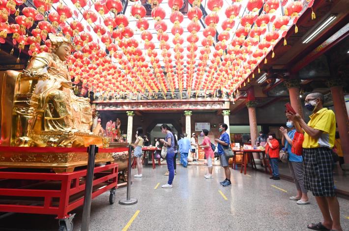慈惠堂信眾參拜母娘金身