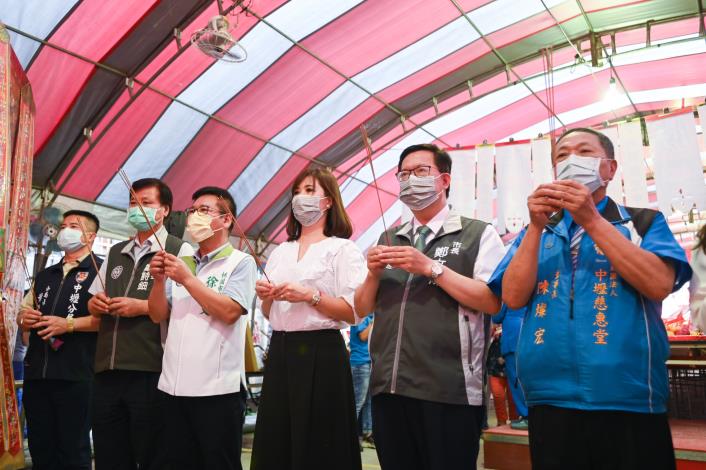 市長與貴賓在中壢慈惠堂參香祈福