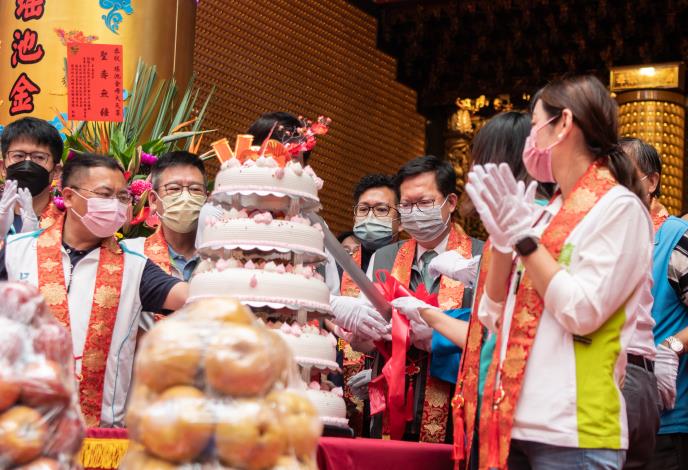 鄭市長切蛋糕，為王母娘娘祝壽
