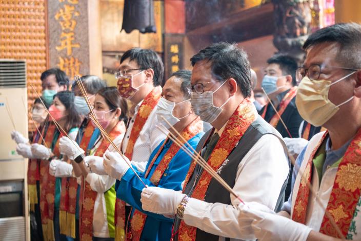 鄭市長與貴賓進行團拜
