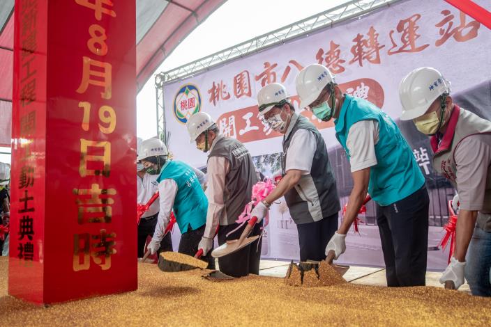 市長與貴賓手持金鏟動土