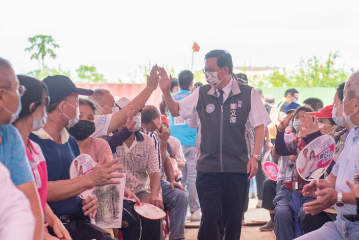在地鄉親歡迎市長蒞臨動土典禮