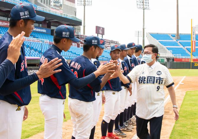 鄭市長與選手擊掌，祝福選手比賽順利