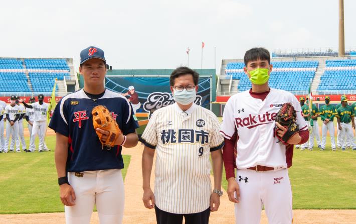 鄭市長與球隊隊員合影