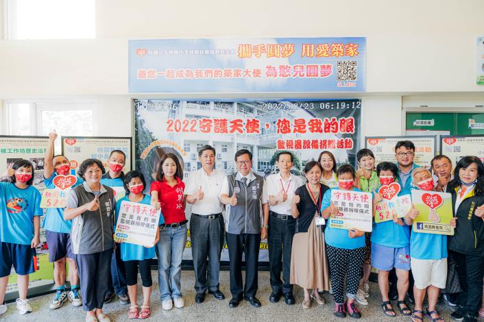 鄭市長和與會貴賓共同比讚合影
