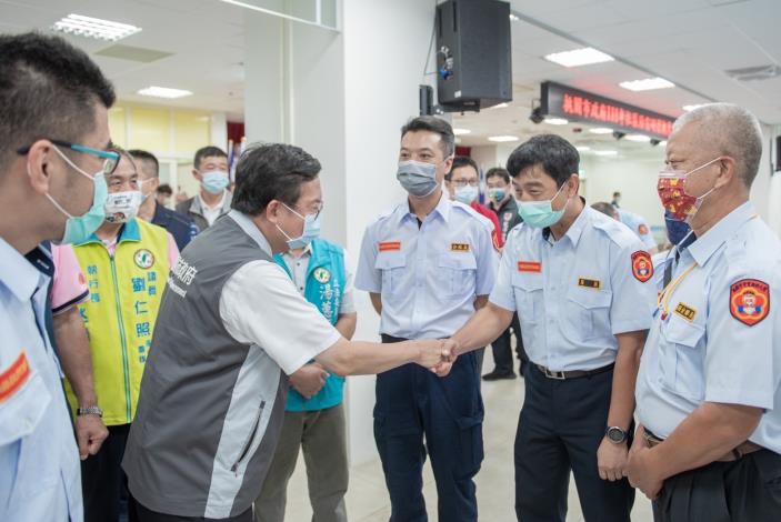 鄭市長握手感謝守望相助隊的無私奉獻