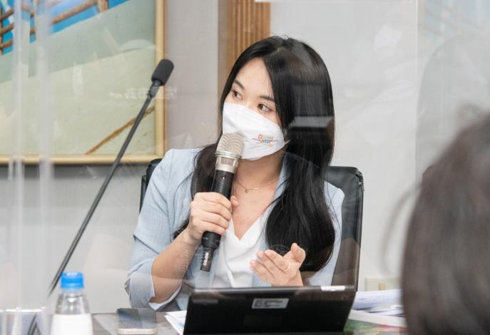 青年事務局長陳冠穎說明青創基地、「A8新創加速器」及「數位轉型基地」等規劃，期盼建構完善青創生態圈