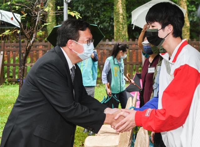 市長與烈士遺屬互動