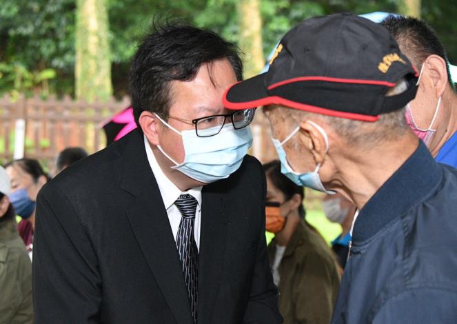 市長向烈士遺屬致意