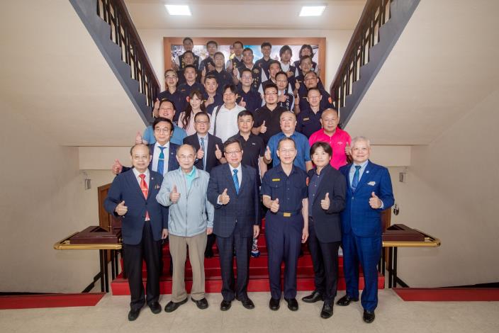市長與貴賓及市府警察局同仁合影