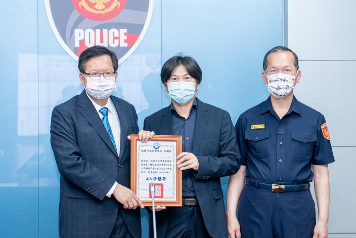 桃園市民營關係協進會理事長吳嘉隆代表接受感謝狀