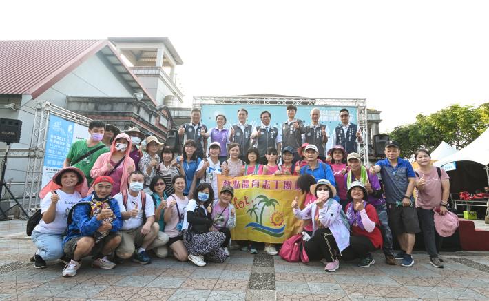 市長及來賓與體育志工團體合影留念
