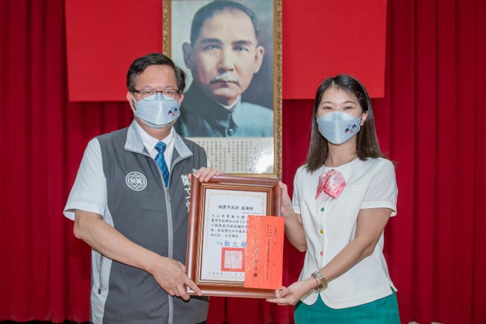 鄭市長頒發感謝狀及禮券，感謝成功攔阻詐騙、表現優異的金融機構行員