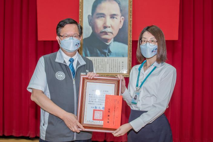 今日表揚百萬以上案件共14件，共有20位行員接受表揚