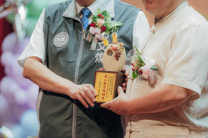 鄭市長頒發獎座予新楊平社區大學宋良銘講師
