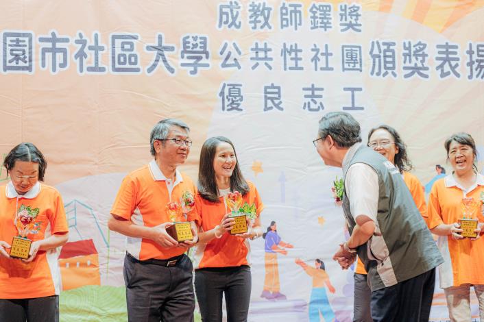 鄭市長親切問候優良志工