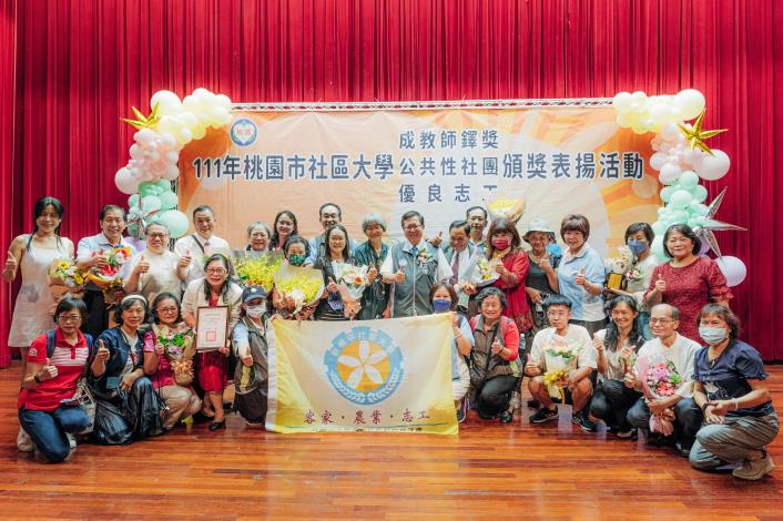 鄭市長與新楊平社區大學成員比讚合影