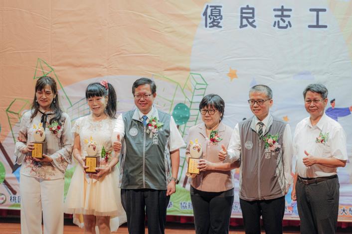 鄭市長與榮獲成人教育師鐸獎的社區大學講師合影
