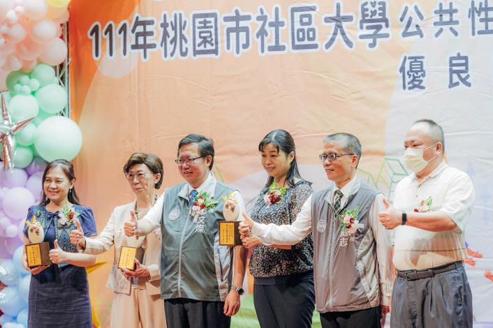 鄭市長肯定社區大學教師樂於教學及互動，並與獲獎教師合照