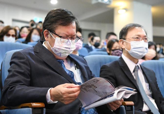 市長翻閱論壇資料