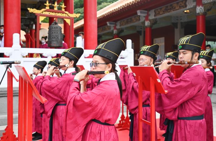 今日祭孔釋奠典禮，在繚繞宮庭宗廟之雅樂中隆重展開