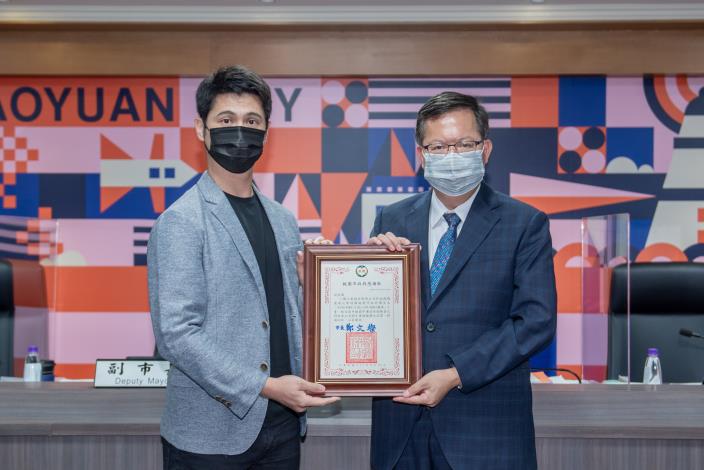 鄭市長代表市府頒發感謝狀予吳奕成經理