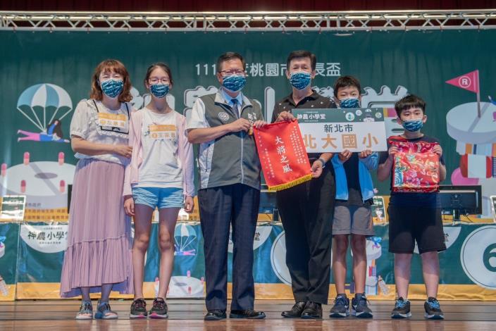市長頒發感謝旗幟與紀念品予北大國小