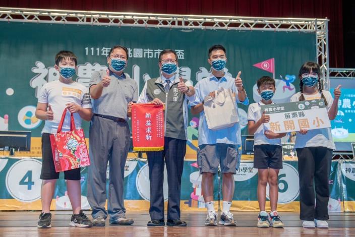 市長頒發感謝旗幟與紀念品予新開國小