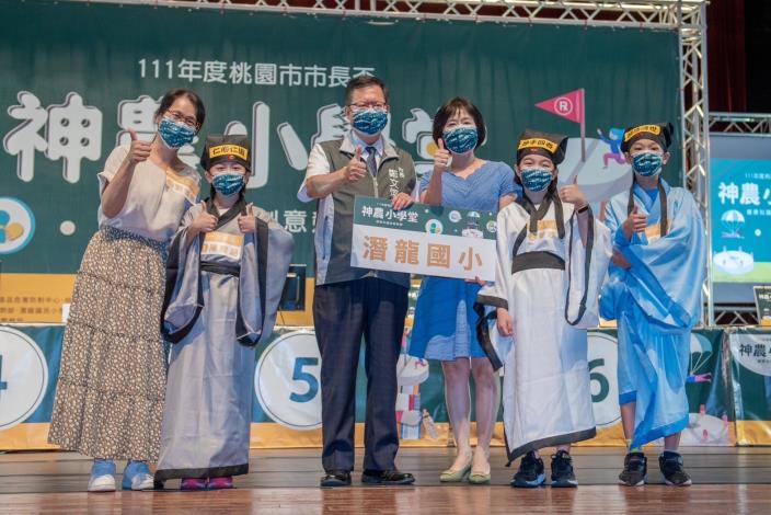 市長與潛龍國小師生合影