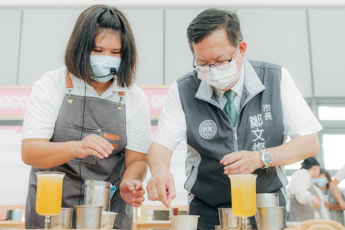 培力婦女教導市長製作手作特色調飲，展現3個月來技能培力的成果與自信