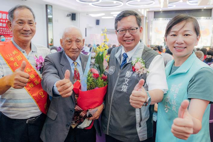 市長與獲獎的長者合影，祝福長者幸福久久、建康久久