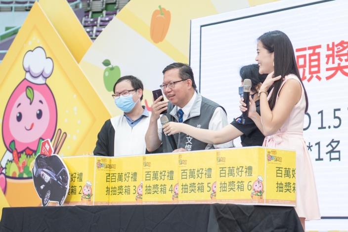 鄭市長為摸彩活動抽出頭獎豪華轎車得主，並致電恭喜得獎者