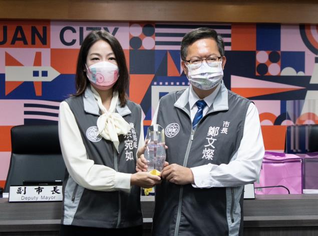 資科局長余宛如獻獎